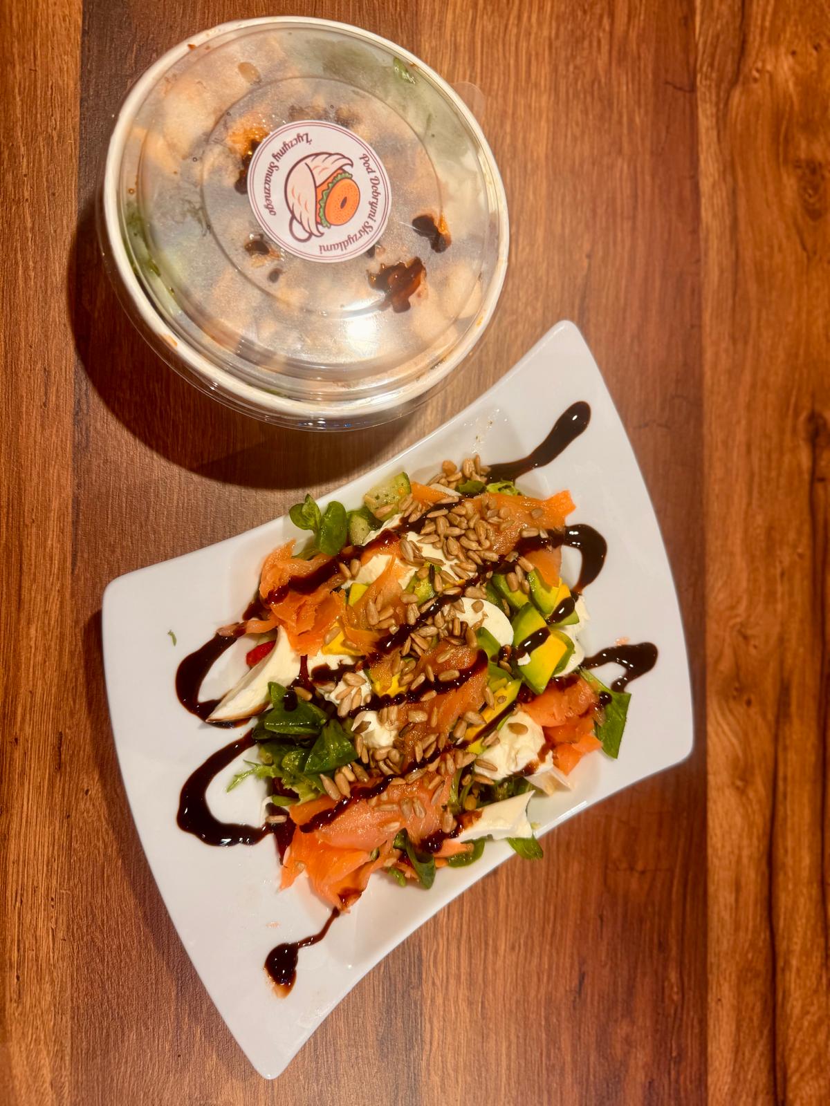 Sałatka z łososiem, awokado i mozzarellą